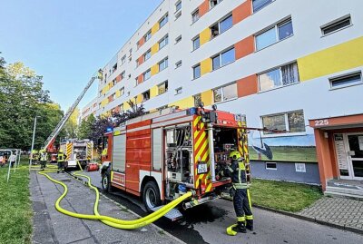 Nach Brand in Wohnhaus: Verdacht der schweren Brandstiftung gegen Anwohner - In Chemnitz kam es zu einem Großaufgebot der Feuerwehr bei einem Wohnhausbrand. Foto: Harry Härtel