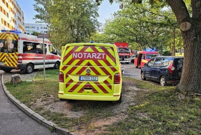 Nach Brand in Wohnhaus: Verdacht der schweren Brandstiftung gegen Anwohner - Die Bewohner müssen evakuiert werden. Foto: Harry Härtel