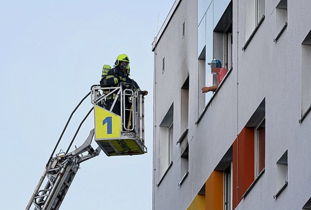 Nach Brand in Wohnhaus: Verdacht der schweren Brandstiftung gegen Anwohner - Die Bewohner müssen evakuiert werden. Foto: Harry Härtel