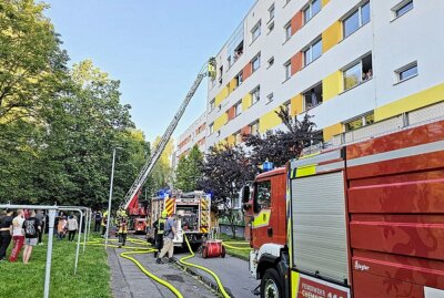 Nach Brand in Wohnhaus: Verdacht der schweren Brandstiftung gegen Anwohner - Die Bewohner müssen evakuiert werden. Foto: Harry Härtel