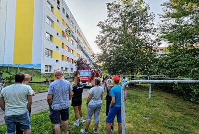 Nach Brand in Wohnhaus: Verdacht der schweren Brandstiftung gegen Anwohner - Die Bewohner müssen evakuiert werden. Foto: Harry Härtel