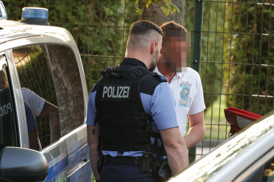 Ein möglicher Tatverdächtiger wurde vor Ort von der Polizei gesichert. Foto: Harry Härtel