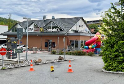 Nach Brandanschlag auf Zwickauer McDonald's: Urteil für den Täter steht jetzt fest - In Zwickau kam es zu einem Brand bei McDonalds. Foto: Daniel Unger