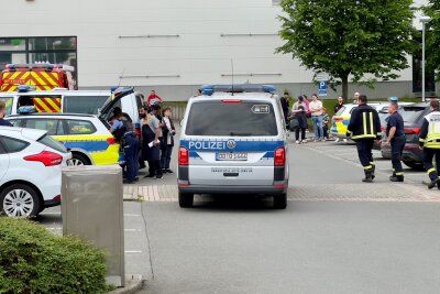 Polizeiauto und Menschen