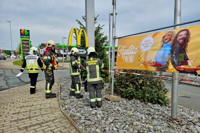 Feuerwehrmänner sperren Straße ab