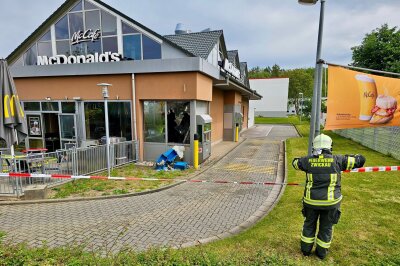 Feuerwehrmann vor McDonalds Filiale