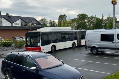 Nach Brandanschlag auf Zwickauer McDonald's: Urteil für den Täter steht jetzt fest - Die Mitarbeiter der Filiale werden vorübergehend in einem Bus untergebracht. Foto: Daniel Unger