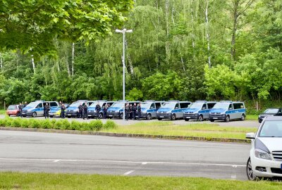 Nach Brandanschlag: Wann macht McDonalds in Zwickau endlich wieder auf? - Die Polizei war im Mai mit einem Großaufgebot vor Ort. Foto: Daniel Unger