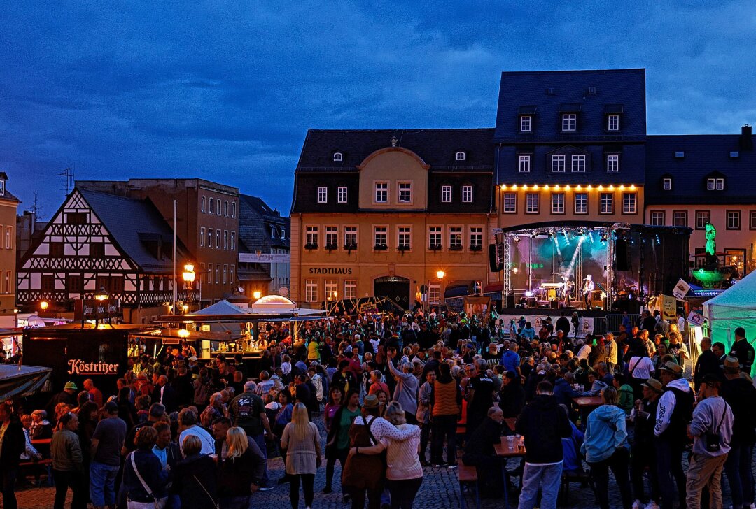 Nach dem Fußball-Stimmungsdämpfer geht die Sachsenring-Party weiter - Der Altmarkt war am Freitagabend gut besucht und lädt auch am Samstag nochmal ein. Foto: Markus Pfeifer