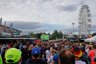 Nach dem Fußball-Stimmungsdämpfer geht die Sachsenring-Party weiter - Auch an der Karthalle, wo am Freitag tausende Fans beim Fußball mitfieberten, steigt der Sachsenring-Partyendspurt. Foto: Markus Pfeifer