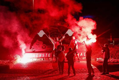 Nach dem Fußball-Stimmungsdämpfer geht die Sachsenring-Party weiter - Für den Sachsenring-Schwibbogen gab es am Freitagabend eine besondere Beleuchtung. Foto: Markus Pfeifer