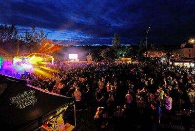 Nach dem Fußball-Stimmungsdämpfer geht die Sachsenring-Party weiter - Im "Crocland" bei den "Ridin'Crcos" wird schon seit Mittwoch gefeiert. Partyhöhepunkt ist Samstagnacht. Foto: Markus Pfeifer