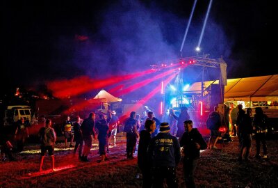 Nach dem Fußball-Stimmungsdämpfer geht die Sachsenring-Party weiter - Auf dem Campingplatz haben sich manche Fans auch ihre eigenen Partylocations gebaut. Foto: Markus Pfeifer