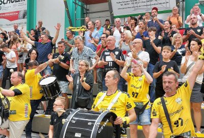 Nach dem Sensationsstart: Können die Plauener Handballer nachlegen? - Am Samstagabend wird sich die Tribüne in der Kurt-Helbig-Sporthalle wieder ordentlich füllen. Foto: Karsten Repert