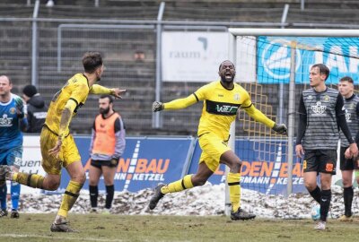 Nach Derbysieg: VFC Plauen ab jetzt im Aufstiegskampf - Christopher Bibaku (Mitte) traf gegen Auerbach zum 3:2.Foto: Oliver Orgs / Pressebüro Repert