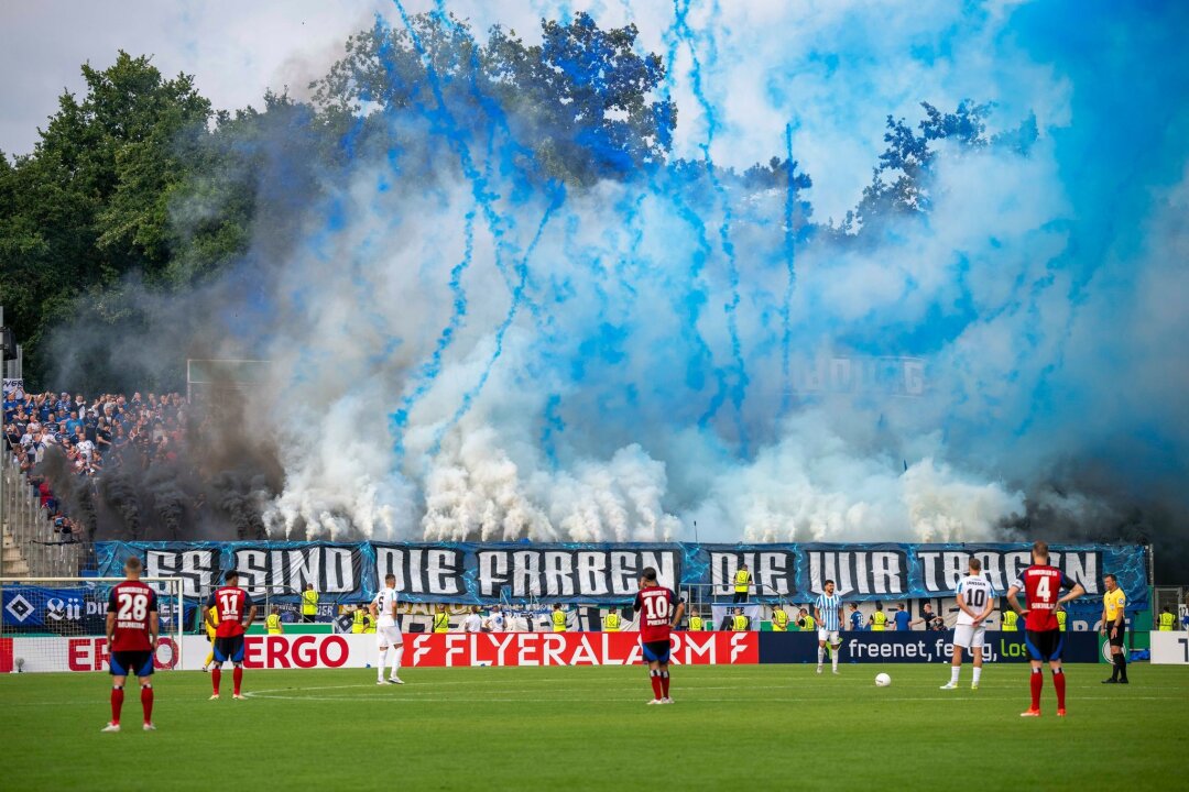 Nach DFB-Pokal: Geldstrafen für drei Vereine - Die HSV-Fans haben dem Club wieder eine Geldstrafe eingebrockt.