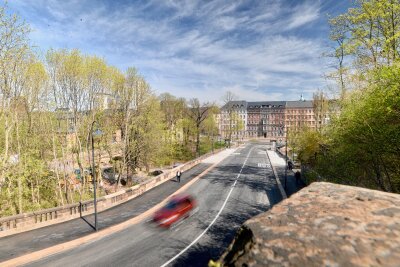 Nach Einsturz in Dresden: Grüne fordern Bericht zum Zustand der Chemnitzer Brücken - Die Brücke zum Kaßberg ist neu gemacht worden. Doch wie sieht es mit den anderen Brücken in Chemnitz aus? Foto: Steffi Hofmann