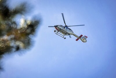 Nach Großbrand auf Pfaffenstein: Tatverdächtigen gestellt - Mehr als 100 Einsatzkräfte der umliegenden Feuerwehren sind mit der Bekämpfung des Brandes beschäftigt. Foto: Marko Förster