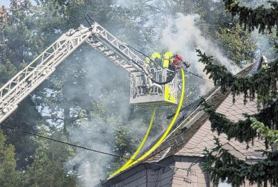 Nach Großbrand in Chemnitz: Ermittlungen zur Brandursache aufgenommen - Großbrand in Chemnitz-Glösa am Freitagmittag. Foto: Erik Hoffmann