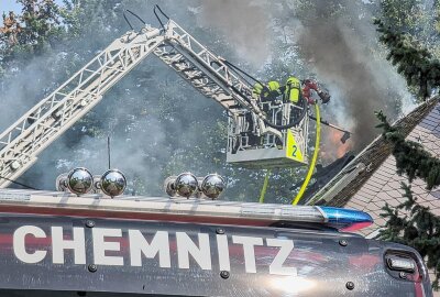 Nach Großbrand in Chemnitz: Ermittlungen zur Brandursache aufgenommen - Großbrand in Chemnitz-Glösa am Freitagmittag. Foto: Erik Hoffmann