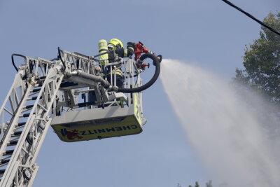 Nach Großbrand in Chemnitz: Ermittlungen zur Brandursache aufgenommen - Großbrand in Chemnitz-Glösa am Freitagmittag. Foto: Harry Härtel