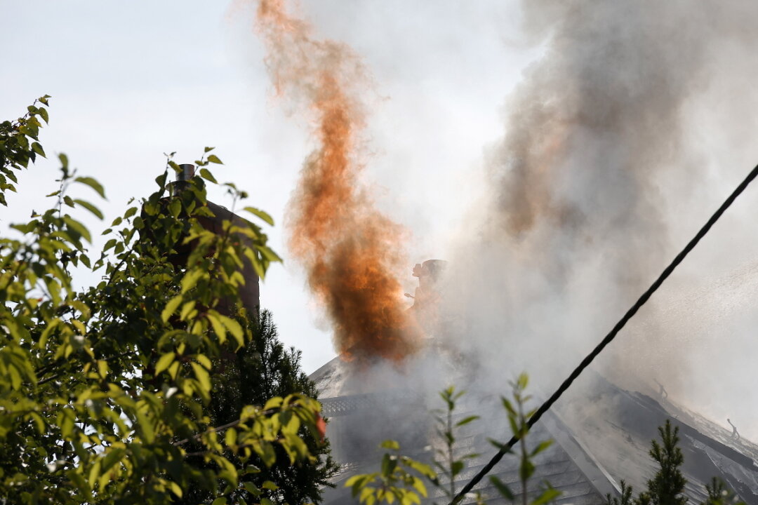 Nach Großbrand in Chemnitz: Ermittlungen zur Brandursache aufgenommen - Großbrand in Chemnitz-Glösa am Freitagmittag. Foto: Harry Härtel