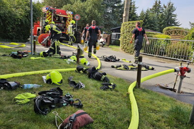 Nach Großbrand in Chemnitz: Ermittlungen zur Brandursache aufgenommen - Großbrand in Chemnitz-Glösa am Freitagmittag. Foto: Harry Härtel