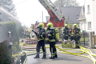 Nach Großbrand in Chemnitz: Ermittlungen zur Brandursache aufgenommen - Großbrand in Chemnitz-Glösa am Freitagmittag. Foto: Harry Härtel