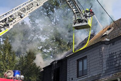 Nach Großbrand in Chemnitz: Ermittlungen zur Brandursache aufgenommen - Großbrand in Chemnitz-Glösa am Freitagmittag. Foto: Erik Hoffmann