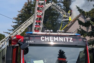 Nach Großbrand in Chemnitz: Ermittlungen zur Brandursache aufgenommen - Großbrand in Chemnitz-Glösa am Freitagmittag. Foto: Erik Hoffmann