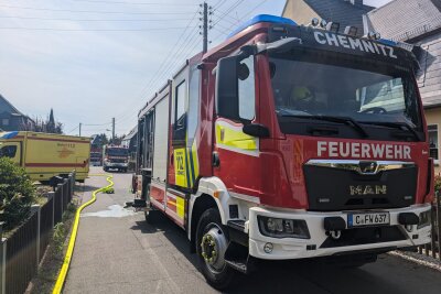 Nach Großbrand in Chemnitz: Ermittlungen zur Brandursache aufgenommen - Großbrand in Chemnitz-Glösa am Freitagmittag. Foto: Erik Hoffmann