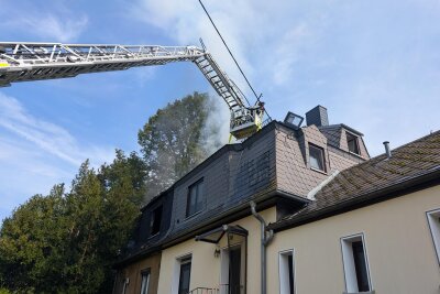 Nach Großbrand in Chemnitz: Ermittlungen zur Brandursache aufgenommen - Großbrand in Chemnitz-Glösa am Freitagmittag. Foto: Erik Hoffmann