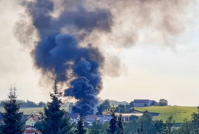 Nach Großbrand in Döbeln: Schaden in Millionenhöhe - Die dunkle Rauchwolke über dem Brandort sorgt für eine dringende Bevölkerungswarnung in der Umgebung Döbelns. Foto: EHL Media/Dietmar ThomasFoto: EHL Media/Dietmar Thomas