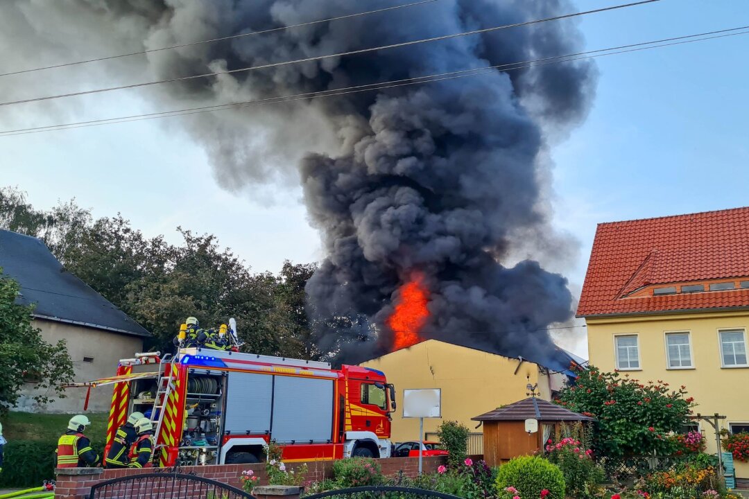 Nach Großbrand in Döbeln: Schaden in Millionenhöhe - Die dunkle Rauchwolke über dem Brandort sorgt für eine dringende Bevölkerungswarnung in der Umgebung Döbelns. Foto: EHL Media/Dietmar Thomas