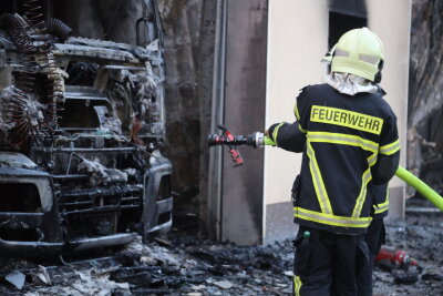 Die Einsatzkräfte beim Löschen des Großbrandes. Foto: Erik Hoffmann