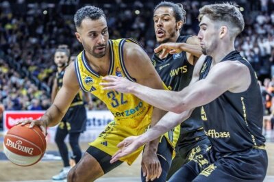 Nach großem Kampf: Niners verpassen Finale gegen ALBA - Die Albatrosse um Weltmeister Johannes Thiemann (l) holten in Spiel fünf gegen Chemnitz den Sieg. Foto: Andreas Gora/dpa