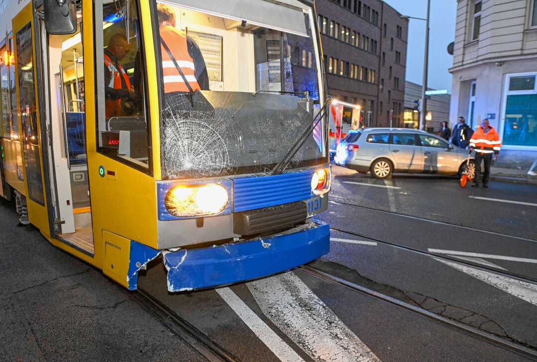 Nach illegalem Abbiegeversuch: Autofahrer wird von Tram erfasst und verletzt - Aufgrund des Unfalls musste der Straßenbahn-Verkehr im Leipziger Norden unterbrochen werden und ein Busersatzverkehr eingerichtet werden. Foto: EHL Media/Erik-Holm Langhof