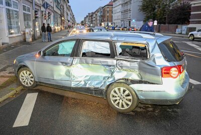 Nach illegalem Abbiegeversuch: Autofahrer wird von Tram erfasst und verletzt - Der Autofahrer wurde verletzt und von einer Notärztin sowie Rettungskräften vor Ort behandelt. Foto: EHL Media/Erik-Holm Langhof