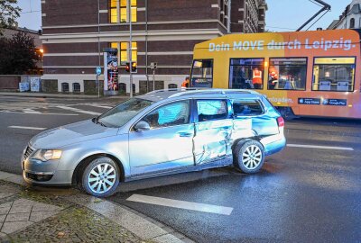 Nach illegalem Abbiegeversuch: Autofahrer wird von Tram erfasst und verletzt - Der Unfalldienst der Polizei hat die Ermittlungen zum Unfall aufgenommen. Foto: EHL Media/Erik-Holm Langhof