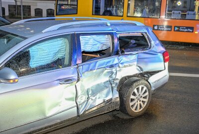 Nach illegalem Abbiegeversuch: Autofahrer wird von Tram erfasst und verletzt - Wieso der PKW Fahrer nach links abgebogen ist, bleibt noch unklar. Foto: EHL Media/Erik-Holm Langho