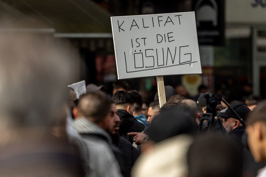 Nach Islamisten-Demo: Ruf nach Kalifat strafbar machen? - Mehr als 1000 Teilnehmer hatten am vergangenen Wochenende an einer von Islamisten organisierten Demonstration in Hamburg teilgenommen.