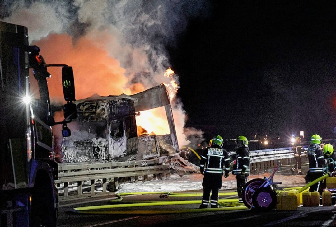 Nach LKW-Brand auf der A4 bei Chemnitz: immenser Sachschaden entstanden - Großbrand auf Autobahn: LKW brennt völlig aus. Foto: Harry Härtel