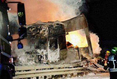 Nach LKW-Brand auf der A4 bei Chemnitz: immenser Sachschaden entstanden - Großbrand auf Autobahn: LKW brennt völlig aus. Foto: Harry Härtel