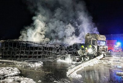 Nach LKW-Brand auf der A4 bei Chemnitz: immenser Sachschaden entstanden - Großbrand auf Autobahn: LKW brennt völlig aus. Foto: Harry Härtel