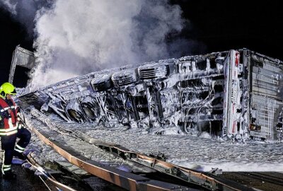 Nach LKW-Brand auf der A4 bei Chemnitz: immenser Sachschaden entstanden - Großbrand auf Autobahn: LKW brennt völlig aus. Foto: Harry Härtel