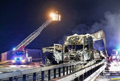 Nach LKW-Brand auf der A4 bei Chemnitz: immenser Sachschaden entstanden - Großbrand auf Autobahn: LKW brennt völlig aus. Foto: Harry Härtel