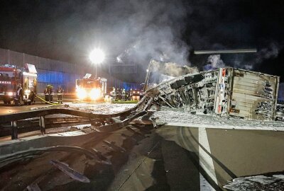 Nach LKW-Brand auf der A4 bei Chemnitz: immenser Sachschaden entstanden - LKW durchbricht Mittelleitplanke und brennt. Foto: Harry Härtel