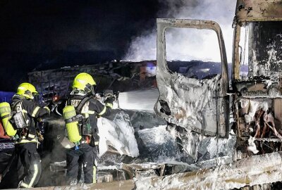 Nach LKW-Brand auf der A4 bei Chemnitz: immenser Sachschaden entstanden - LKW durchbricht Mittelleitplanke und brennt. Foto: Harry Härtel 