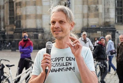 Nach Razzien: Menschen demonstrieren in Dresden für Solidarität mit der Letzten Generation - Sachsens wohl bekanntester Klimakleber Christian Bläul hielt eine Rede. Foto: xcitepress/Finn Becker