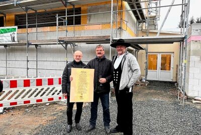 Nach Schreckensszenario: AV Germania blickt mit neuer Arena nach vorn - Andreas Heinz, Jens Berndt (Vereinsvorsitzender) und Gerd Kummer (Zimmermann und Vorstandsmitglied des AVG, v.l.). Foto: AV Germania